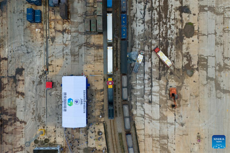 Το πρώτο τρένο της Διεθνούς Πολυτροπικής Υπηρεσίας Μεταφορών «Τζενγκ Χε» που περιλαμβάνει Θάλασσα–Οδό–Σιδηρόδρομο αναχωρεί από την επαρχία Γιουνάν