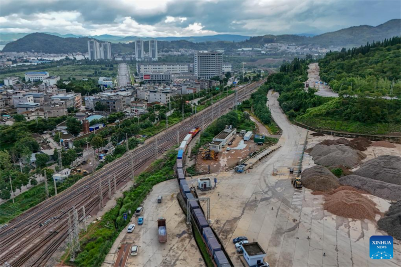 Το πρώτο τρένο της Διεθνούς Πολυτροπικής Υπηρεσίας Μεταφορών «Τζενγκ Χε» που περιλαμβάνει Θάλασσα–Οδό–Σιδηρόδρομο αναχωρεί από την επαρχία Γιουνάν