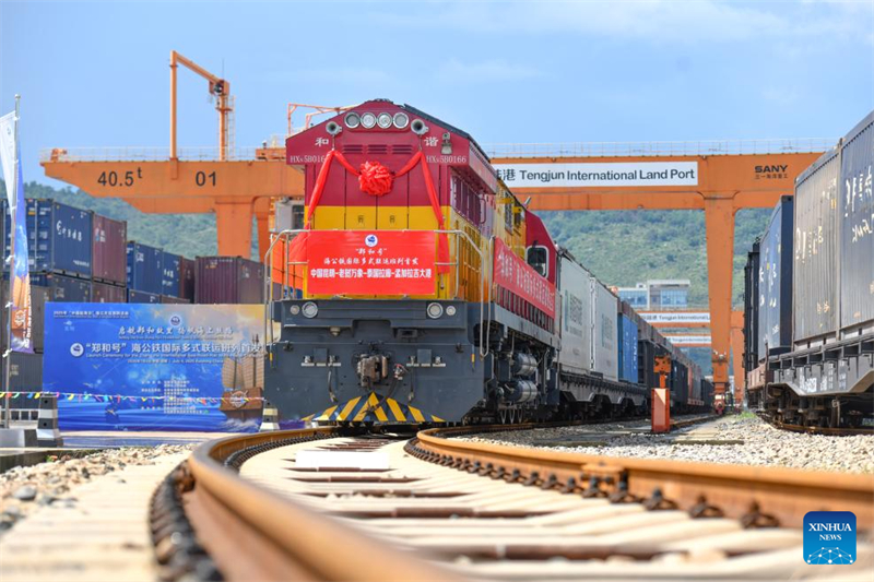 Φωτογραφία δείχνει το πρώτο τρένο της Διεθνούς Πολυτροπικής Υπηρεσίας Μεταφορών «Τζενγκ Χε» που περιλαμβάνει Θάλασσα–Οδό–Σιδηρόδρομο, να περιμένει για αναχώρηση στο Διεθνές Χερσαίο Λιμάνι Τενγκτζούν στην πόλη Κουνμίνγκ της επαρχίας Γιουνάν, στις 4 Ιουλίου του 2025. (Φωτογραφία / Xinhua)