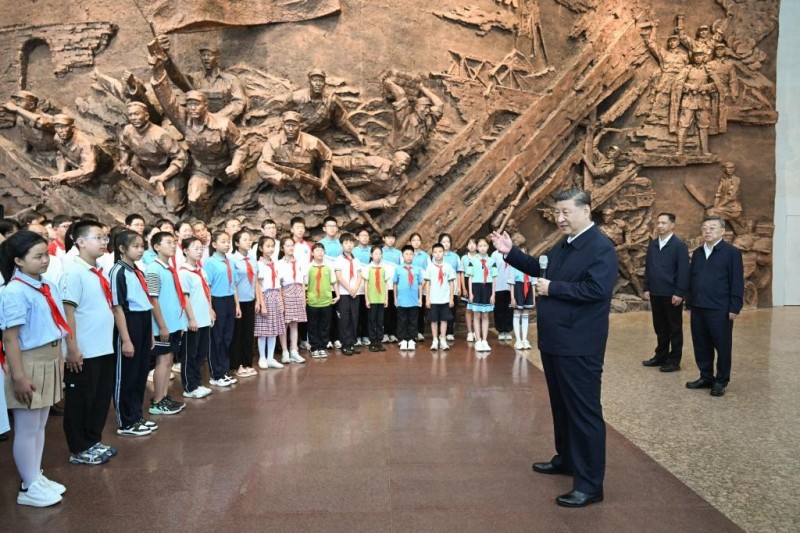 Ο Κινέζος Πρόεδρος αποτίει φόρο τιμής στους μάρτυρες του πολέμου αντίστασης κατά της ιαπωνικής επιθετικότητας