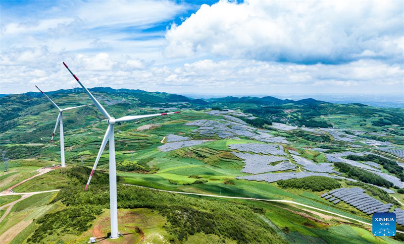 Αυτή η αεροφωτογραφία που ελήφθη στις 3 Ιουλίου του 2025 δείχνει έναν σταθμό ηλιακής ενέργειας για γεωργική χρήση στην Αυτόνομη Κομητεία Γουεϊνίνγκ της επαρχίας Γκουεϊτζόου. (Φωτογραφία / Xinhua)