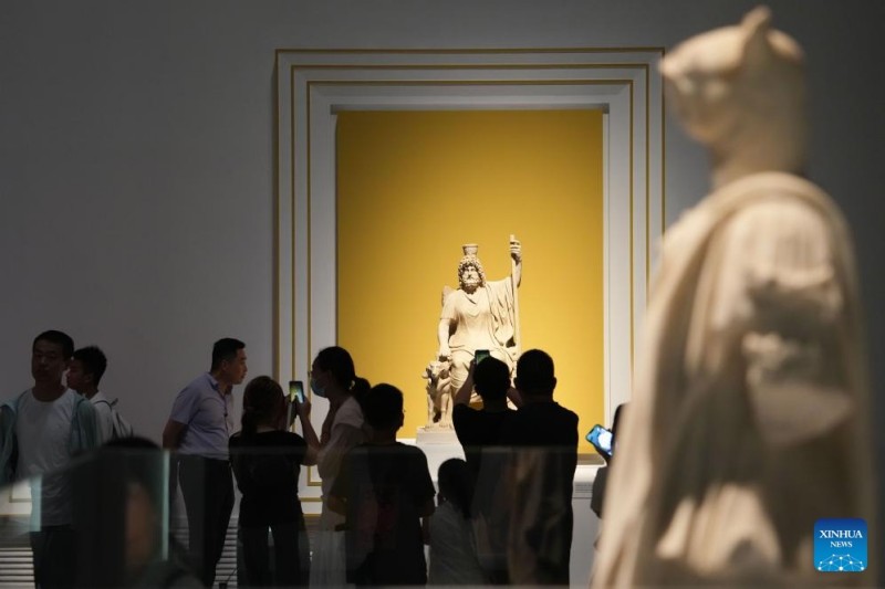 Άνθρωποι επισκέπτονται την έκθεση «Γνωρίστε την Πομπηία: Η Αιώνια Πόλη» στο Μουσείο Χουνάν στην πόλη Τσανγκσά, πρωτεύουσα της επαρχίας Χουνάν στην κεντρική Κίνα, στις 8 Ιουλίου του 2025.