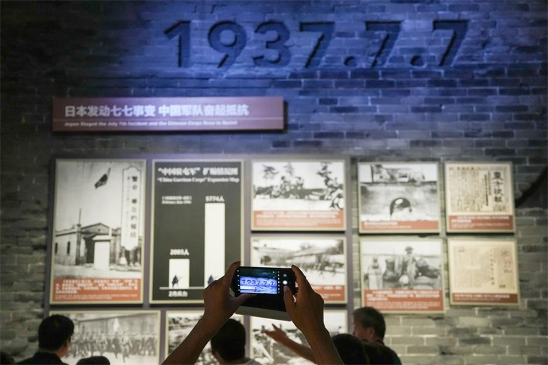 Επισκέπτες στην έκθεση με θέμα "Για την Εθνική Απελευθέρωση και την Παγκόσμια Ειρήνη" στο Μουσείο του Πολέμου της Αντίστασης του Κινεζικού Λαού κατά της Ιαπωνικής Επιθετικότητας στο Πεκίνο, 8 Ιουλίου του 2025. (Φωτογραφία / Xinhua)
