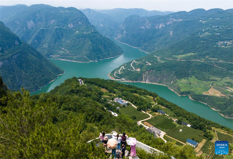Αεροφωτογραφία που τραβήχτηκε στις 7 Ιουλίου του 2025 δείχνει τουρίστες να απολαμβάνουν το τοπίο του ποταμού Σιζιτζιάνγκ στον Αυτόνομο Νομό Ενσί της επαρχίας Χουμπέι. (Φωτογραφία / Xinhua)