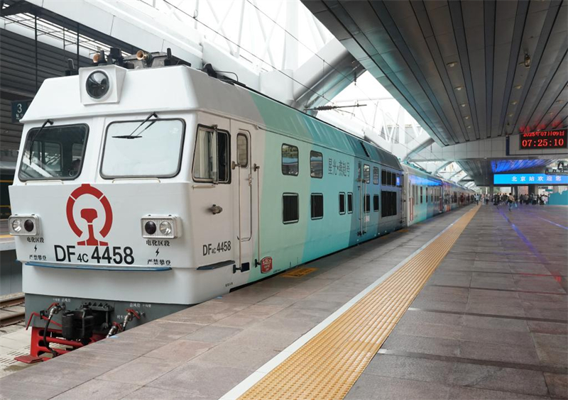 Το τουριστικό τρένο με προορισμό την πόλη Τσενγκντέ της επαρχίας Χεμπέι σταθμεύει στο σιδηροδρομικό σταθμό του Πεκίνου, στις 9 Ιουλίου του 2025. (Φωτογραφία / Xinhua)