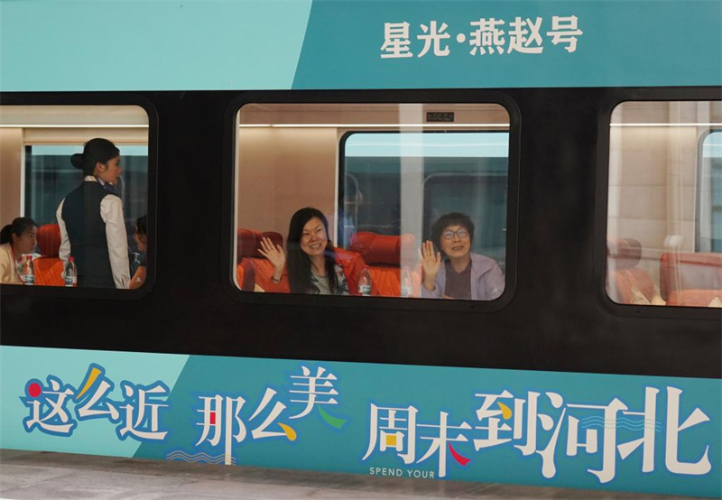 Το πρώτο τρένο περιήγησης στην περιοχή Πεκίνου-Τιεντζίν-Χεμπέι αναχωρεί από το Πεκίνο