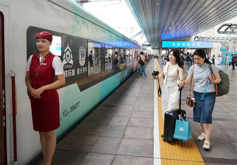 Το πρώτο τρένο περιήγησης στην περιοχή Πεκίνου-Τιεντζίν-Χεμπέι αναχωρεί από το Πεκίνο