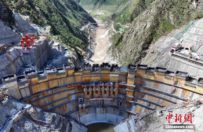 Η φωτογραφία που τραβήχτηκε στις 7 Ιουλίου δείχνει τον υδροηλεκτρικό σταθμό Γιεμπατάν που βρίσκεται υπό κατασκευή.