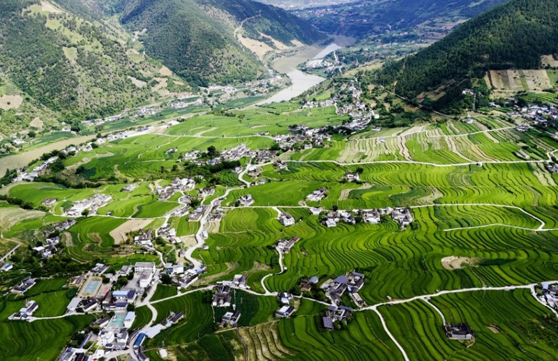 Οι αναβαθμίδες στις όχθες του ποταμού Λαντσάνγκ είναι όμορφες σαν πίνακας ζωγραφικής