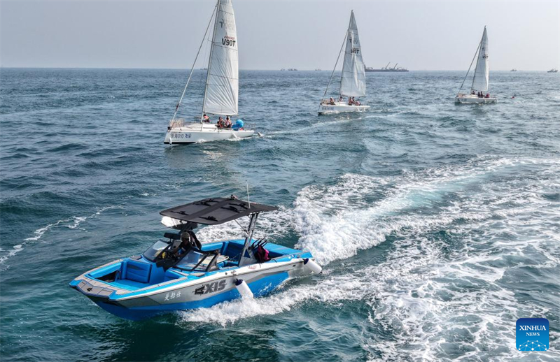 Φωτογραφία από drone που τραβήχτηκε στις 10 Ιουλίου του 2025 δείχνει ένα γιοτ και ιστιοφόρα που συμμετέχουν στην κρουαζιερόπλοη εκδήλωση. (Φωτογραφία / Xinhua)