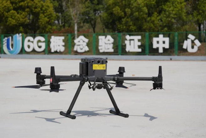 Η φωτογραφία δείχνει έναν χώρο δοκιμαστικών πτήσεων για την επαλήθευση της αρχιτεκτονικής του 6G, που δημιουργήθηκε από κοινού από ένα εθνικό κέντρο μεταφοράς τεχνολογίας για τις πληροφορίες και τις επικοινωνίες στην επαρχία Τζιανγκσού της ανατολικής Κίνας και τα εργαστήρια Purple Mountain Laboratories. (Φωτογραφία από το κέντρο μέσων ενημέρωσης της περιοχής Τζιανγκνίνγκ στην πόλη Ναντζίνγκ, της επαρχίας Τζιανγκσού, στην ανατολική Κίνα)
