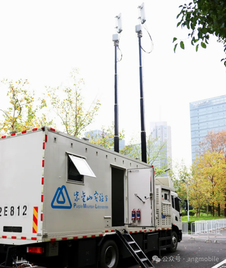 Κατά τη διάρκεια του Μαραθωνίου του Ναντζίνγκ για το 2024, τα εργαστήρια Purple Mountain Laboratories χρησιμοποιούν drones ασφαλείας με δυνατότητα 6G για παρακολούθηση βίντεο σε πραγματικό χρόνο. (Φωτογραφία από τον επίσημο λογαριασμό WeChat της Angmobile)