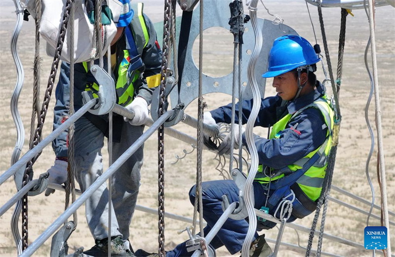 Οι εργαζόμενοι αντιμετωπίζουν ακραίες καιρικές συνθήκες στην έρημο για να ολοκληρώσουν το «Δίκτυο Υψηλής Τάσης σε Σχήμα Βρόχου» στα νότια της επαρχίας Σιντζιάνγκ