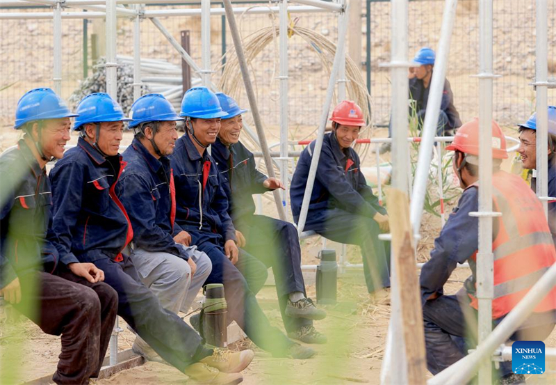 Οι εργαζόμενοι αντιμετωπίζουν ακραίες καιρικές συνθήκες στην έρημο για να ολοκληρώσουν το «Δίκτυο Υψηλής Τάσης σε Σχήμα Βρόχου» στα νότια της επαρχίας Σιντζιάνγκ