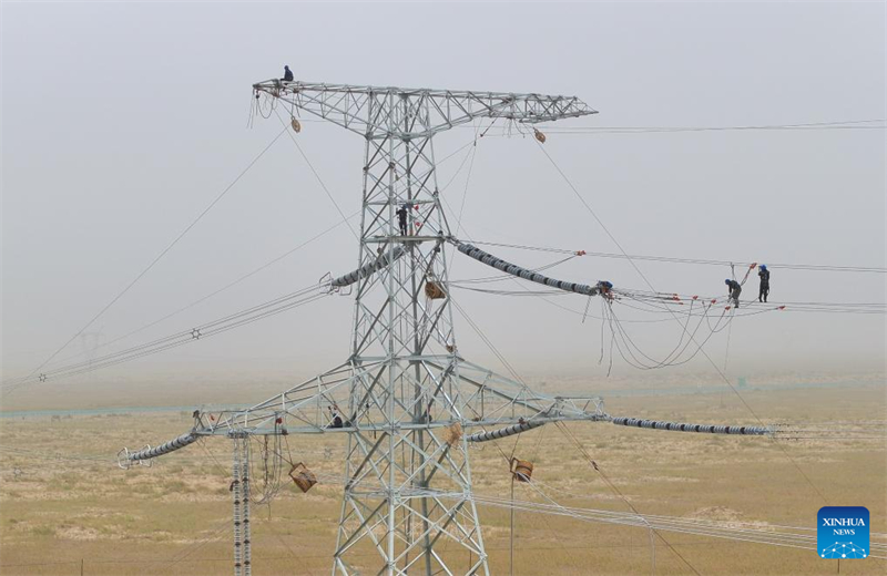 Οι εργαζόμενοι αντιμετωπίζουν ακραίες καιρικές συνθήκες στην έρημο για να ολοκληρώσουν το «Δίκτυο Υψηλής Τάσης σε Σχήμα Βρόχου» στα νότια της επαρχίας Σιντζιάνγκ