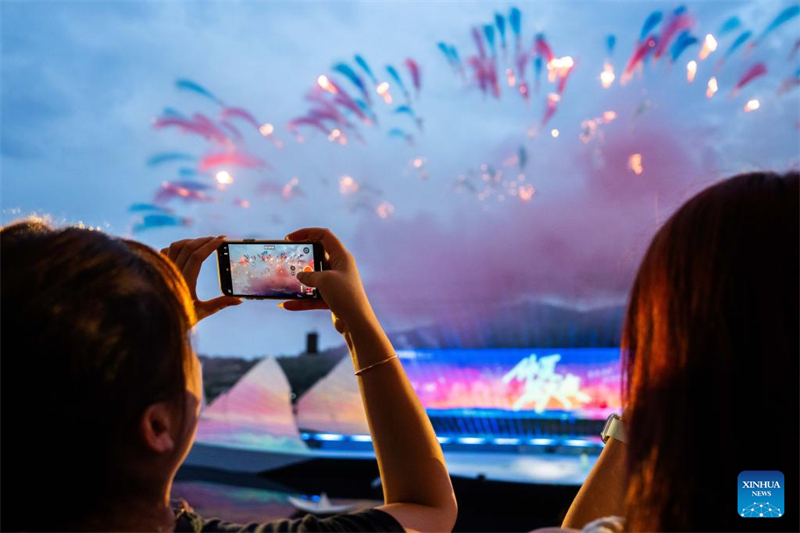 Οι τουρίστες απολαμβάνουν μια επίδειξη δημιουργικών πυροτεχνημάτων στην πόλη Λιοουγιάνγκ της επαρχίας Χουνάν, στις 12 Ιουλίου του 2025. (Φωτογραφία / Xinhua)