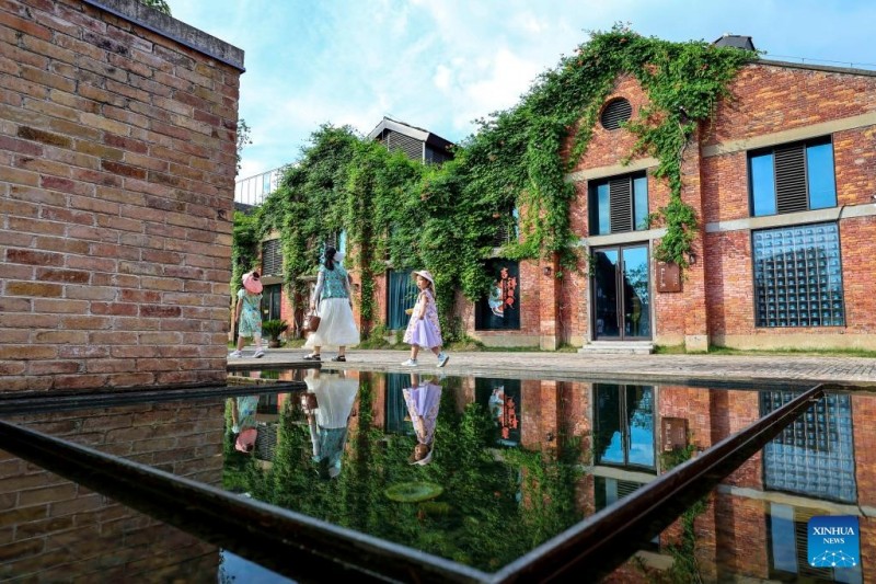 Η φωτογραφία που τραβήχτηκε στις 13 Ιουλίου δείχνουν ότι τουρίστες επισκέπτονται την ιστορική και πολιτιστική συνοικία Ταογιανγκλί.