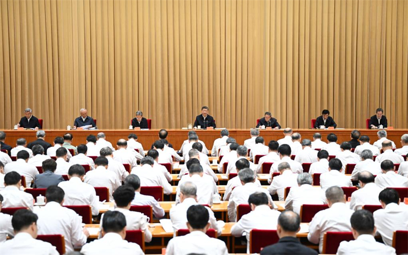 Ο Κινέζος Πρόεδρος Σι Τζινπίνγκ, επίσης γενικός γραμματέας της Κεντρικής Επιτροπής του Κομμουνιστικού Κόμματος της Κίνας (ΚΚΚ) και πρόεδρος της Κεντρικής Στρατιωτικής Επιτροπής, εκφωνεί μια σημαντική ομιλία στο Κεντρικό Συνέδριο Αστικών Εργασιών στο Πεκίνο, πρωτεύουσα της Κίνας. (Φωτογραφία / Xinhua)