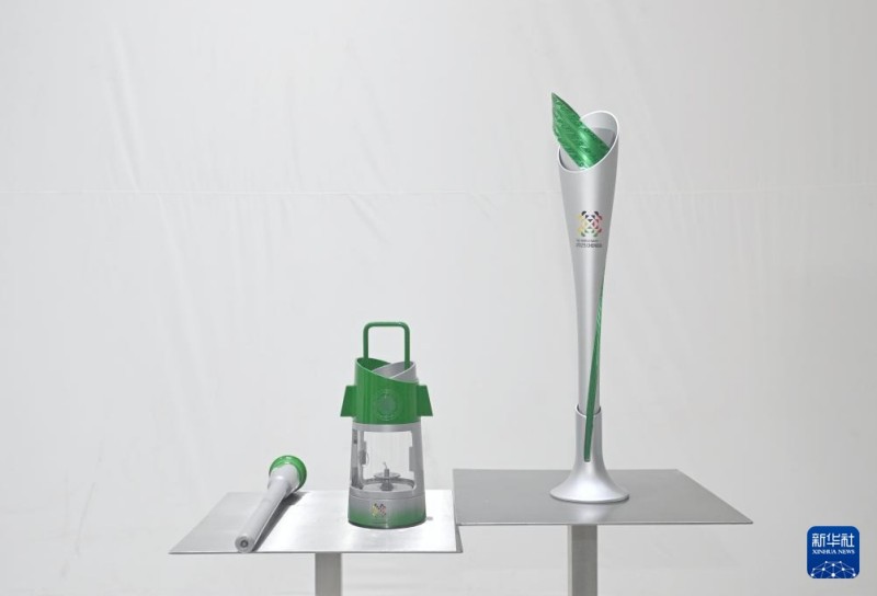 Αυτή είναι μια φωτογραφία της 16ης Ιουλίου με τη ράβδο φωτιάς (αριστερά), την λάμπα προσανάμματος (στο κέντρο) και την δάδα.