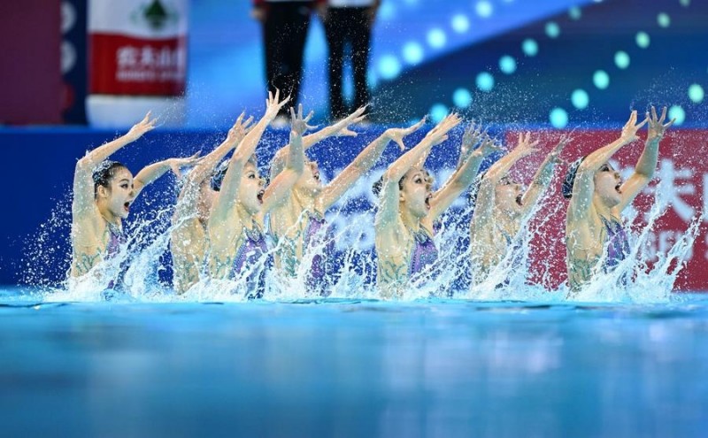Η Κίνα αγωνίζεται στον τελικό του ομαδικού ελεύθερου προγράμματος της καλλιτεχνικής κολύμβησης στο Παγκόσμιο Πρωτάθλημα Υγρού Στίβου στη Σιγκαπούρη, στις 20 Ιουλίου 2025. (Xinhua/Xue Yuge)