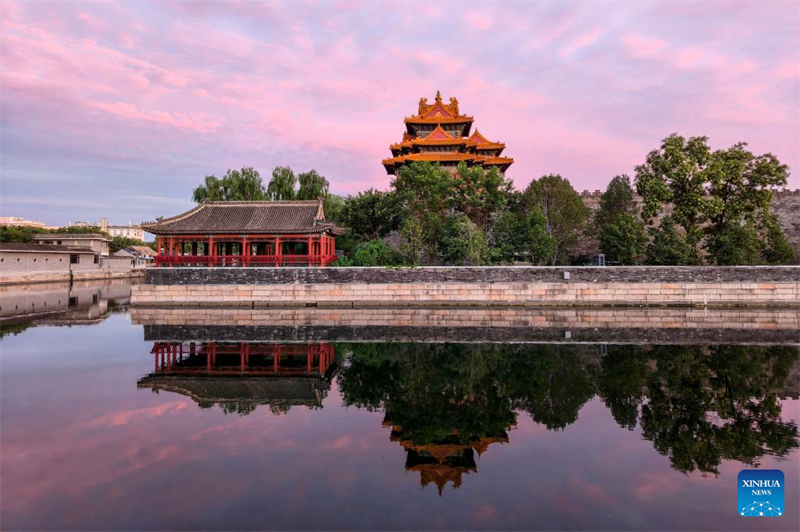 Ο Πύργος Φρούρησης του Μουσείου του Παλατιού λουσμένος στο απογευματινό φως στο Πεκίνο