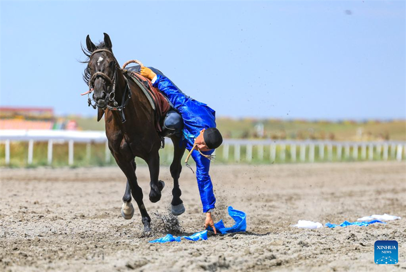 Ιππικό σόου διοργανώνεται κατά τη διάρκεια ενός φεστιβάλ τουρισμού στην κομητεία Τζαοσού της Αυτόνομης Περιοχής των Ουιγούρων της επαρχίας Σιντζιάνγκ, στις 19 Ιουλίου του 2025. (Φωτογραφία / Xinhua)