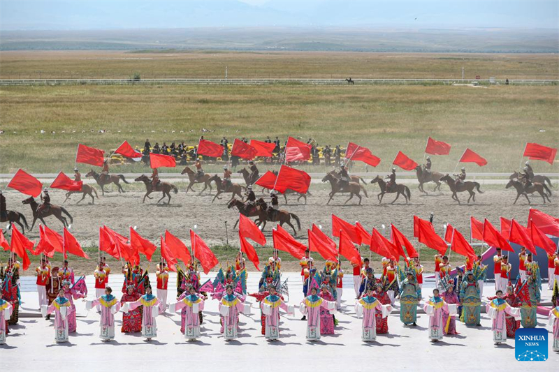 Παραστάσεις και ιππική επίδειξη πραγματοποιούνται κατά τη διάρκεια του φεστιβάλ τουρισμού στην επαρχία Σιντζιάνγκ