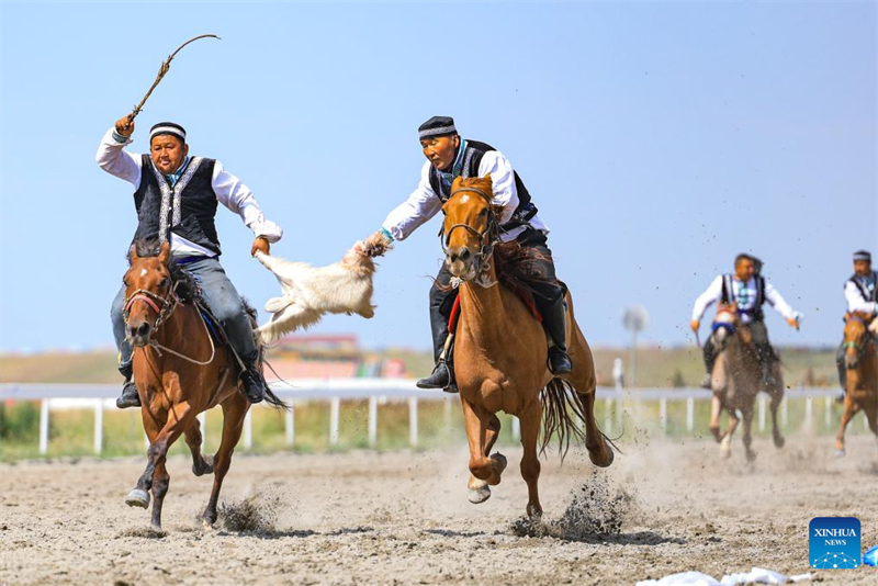 Παραστάσεις και ιππική επίδειξη πραγματοποιούνται κατά τη διάρκεια του φεστιβάλ τουρισμού στην επαρχία Σιντζιάνγκ