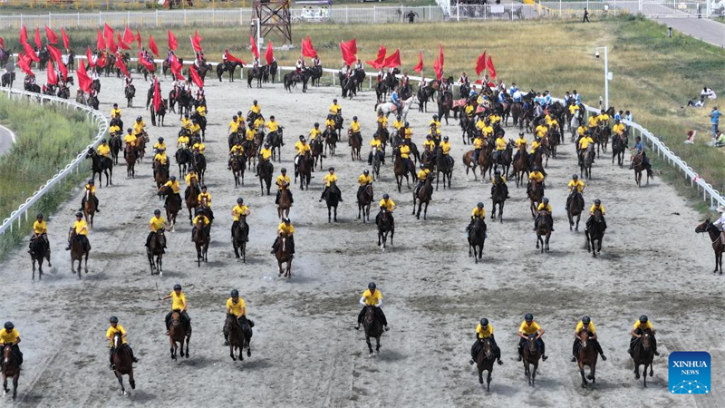 Παραστάσεις και ιππική επίδειξη πραγματοποιούνται κατά τη διάρκεια του φεστιβάλ τουρισμού στην επαρχία Σιντζιάνγκ