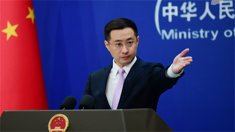 Ο Λιν Τζιαν, εκπρόσωπος του κινεζικού Υπουργείου Εξωτερικών, κατά τη διάρκεια τακτικής συνέντευξης Τύπου.