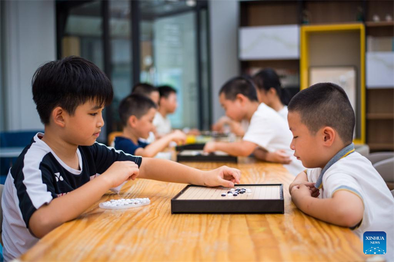 Παιδιά παίζουν επιτραπέζια παιχνίδια σε ένα κέντρο κοινοτικών υπηρεσιών στην πόλη Χανγκτζόου της επαρχίας Τζετζιάνγκ, στις 21 Ιουλίου του 2025. (Φωτογραφία / Xinhua)