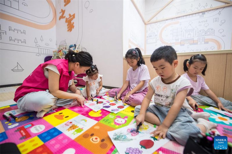 Τα παιδιά απολαμβάνουν διάφορες δραστηριότητες στα κέντρα κοινοτικών υπηρεσιών