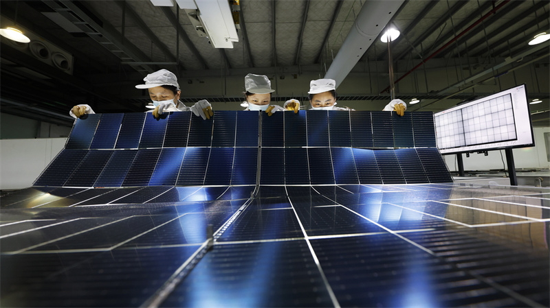 Επαρχία Τζιανγκσού: Οι εταιρείες φωτοβολταϊκών επιταχύνουν την παραγωγή για την εκτέλεση παραγγελιών