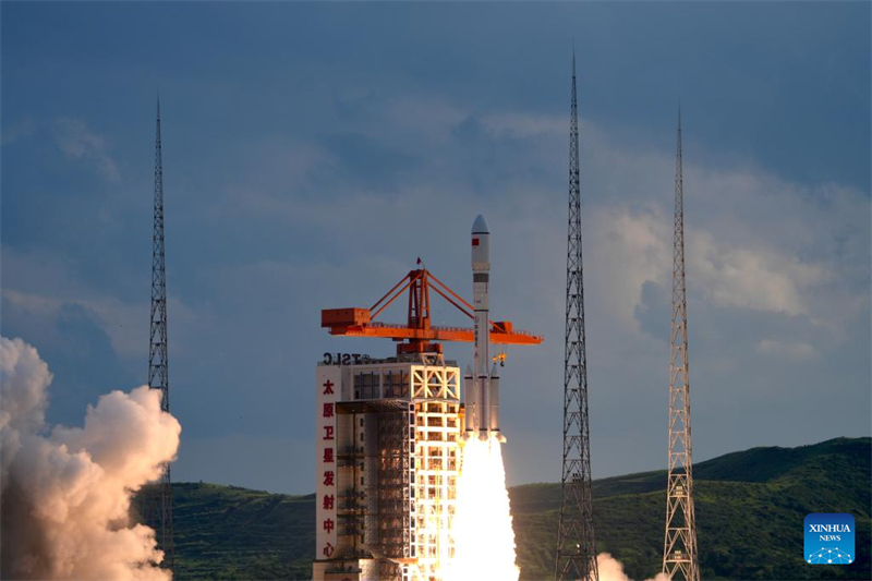 Ο τροποποιημένος πύραυλος-φορέας Long March-6 που μεταφέρει μια ομάδα δορυφόρων χαμηλής γήινης τροχιάς εκτοξεύεται από το Κέντρο Δορυφορικής Εκτόξευσης της πόλης Ταϊγιουάν στην επαρχία Σανσί στις 27 Ιουλίου του 2025. (Φωτογραφία / Xinhua)