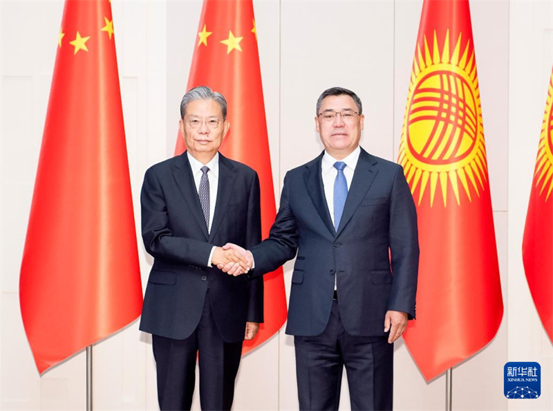 Ο Τζάο Λέτζι, πρόεδρος της Μόνιμης Επιτροπής του Εθνικού Λαϊκού Συνεδρίου, συναντάται με τον Πρόεδρο του Κιργιστάν Σαντίρ Τζαπάροφ στο Μπισκέκ του Κιργιστάν, στις 24 Ιουλίου 2025. (Φωτογραφία / Xinhua)