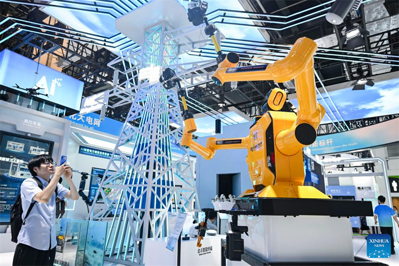 Επισκέπτης παρακολουθεί ένα ρομπότ για συντήρηση σε απευθείας σύνδεση στο Παγκόσμιο Συνέδριο Τεχνητής Νοημοσύνης για το 2025 στη Σαγκάη, στις 28 Ιουλίου του 2025. (Φωτογραφία / Xinhua)