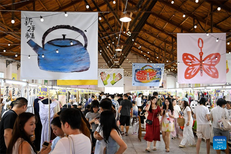 Τουρίστες επισκέπτονται μια αγορά μεταχειρισμένων στο Πάρκο Αστικών Μνήμων Σιτσάνγκ στην περιοχή Λιανχού της πόλης Σιάν, στην επαρχία Σανσί, στις 27 Ιουλίου του 2025. (Φωτογραφία / Xinhua)