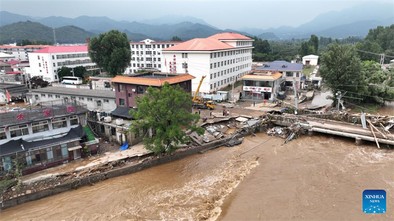 Αεροφωτογραφία από drone που ελήφθη στις 28 Ιουλίου του 2025 δείχνει έναν δρόμο και μια γέφυρα που έχουν πληγεί από πλημμύρα στο Χωριό Σιαγίνγκ του Δήμου Τιεντζίν. (Φωτογραφία / Xinhua)
