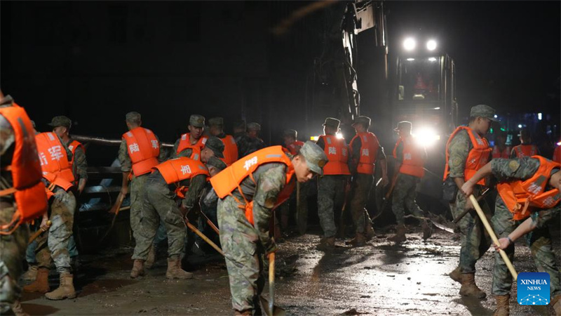 Μέλη του Λαϊκού Απελευθερωτικού Στρατού της Κίνας διεξάγουν εργασίες ανακούφισης από καταστροφές τη νύχτα στην περιοχή Τζιτζόου του Δημου Τιεντζίν, στις 28 Ιουλίου του 2025. (Φωτογραφία / Xinhua)