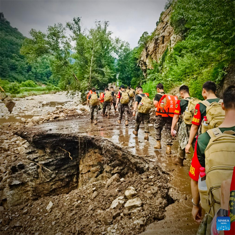 Κινέζικα στρατεύματα συμμετέχουν στις προσπάθειες ανακούφισης από τις καταστροφές στις πληγείσες από τις πλημμύρες περιοχές της Κίνας