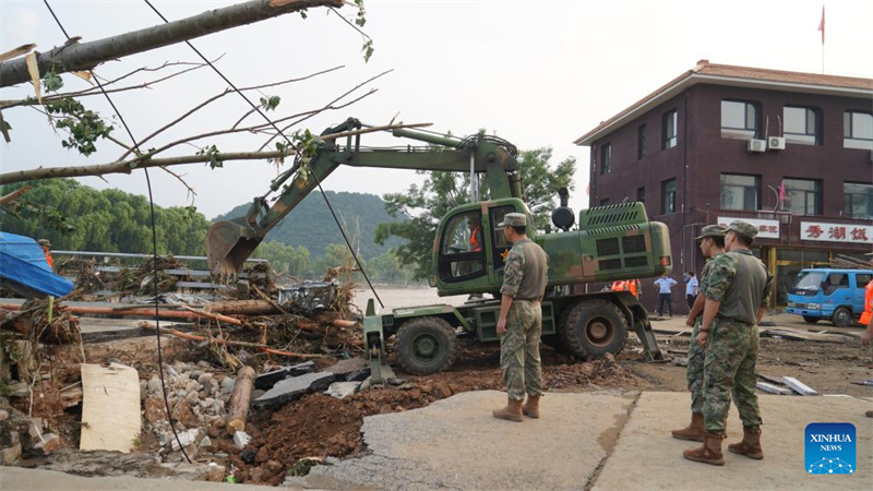 Κινέζικα στρατεύματα συμμετέχουν στις προσπάθειες ανακούφισης από τις καταστροφές στις πληγείσες από τις πλημμύρες περιοχές της Κίνας