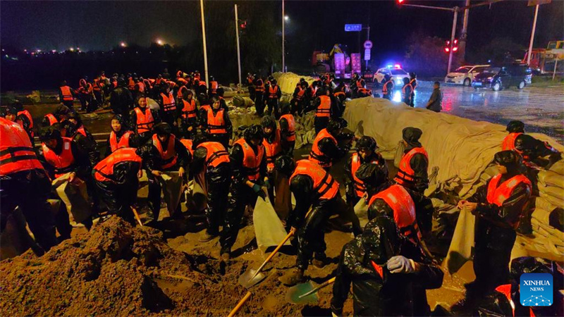 Κινέζικα στρατεύματα συμμετέχουν στις προσπάθειες ανακούφισης από τις καταστροφές στις πληγείσες από τις πλημμύρες περιοχές της Κίνας
