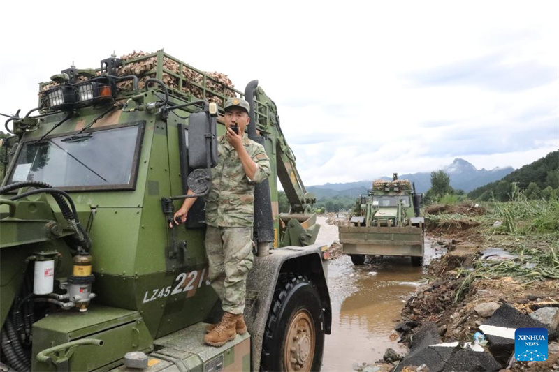 Κινέζικα στρατεύματα συμμετέχουν στις προσπάθειες ανακούφισης από τις καταστροφές στις πληγείσες από τις πλημμύρες περιοχές της Κίνας