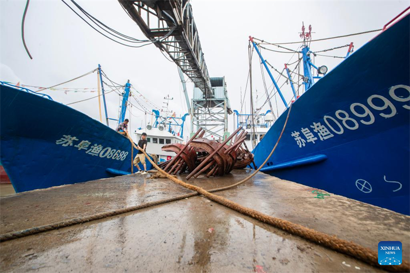 Μέλος του πληρώματος επιθεωρεί και ενισχύει τα σχοινιά πρόσδεσης στο Λιμάνι Χουανγκσαγκάνγκ, στην πόλη Γιεντσένγκ της επαρχίας Τζιανγκσού, στις 30 Ιουλίου του 2025. (Φωτογραφία / Xinhua)