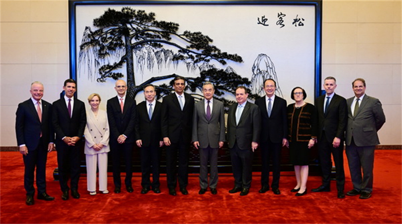 Ο Κινέζος Υπουργός Εξωτερικών Γουάνγκ Γι (6Δ) συναντάται με αντιπροσωπεία του διοικητικού συμβουλίου του Επιχειρηματικού Συμβουλίου ΗΠΑ-Κίνας (USCBC) στο Πεκίνο, Κίνα, 30 Ιουλίου 2025. (Φωτογραφία / Υπουργείο Εξωτερικών)