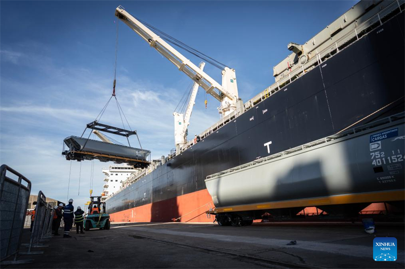 Εργάτες ξεφορτώνουν ένα κινεζικής κατασκευής σιδηροδρομικό βαγόνι σιτηρών μετρικού εύρους σε λιμάνι στο Μπουένος Άιρες της Αργεντινής, στις 30 Ιουλίου του 2025. (Φωτογραφία / Xinhua)