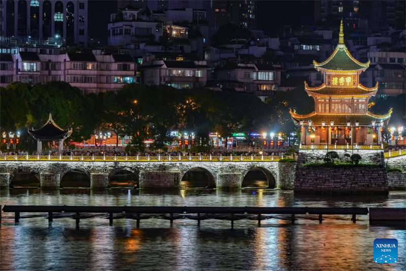 Αεροφωτογραφία από drone που τραβήχτηκε στις 30 Ιουλίου του 2025 δείχνει ανθρώπους να επισκέπτονται τη γραφική περιοχή του Πύργου Τζιασιόου στην πόλη Γκουεϊγιάνγκ της επαρχίας Γκουεϊτζόου. (Φωτογραφία / Xinhua)