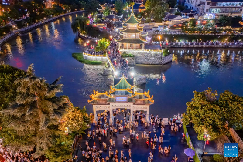 Η επαρχία Γκουεϊτζόου προσελκύει τουρίστες κατά τη διάρκεια της θερινής περιόδου ταξιδιωτικής αιχμής