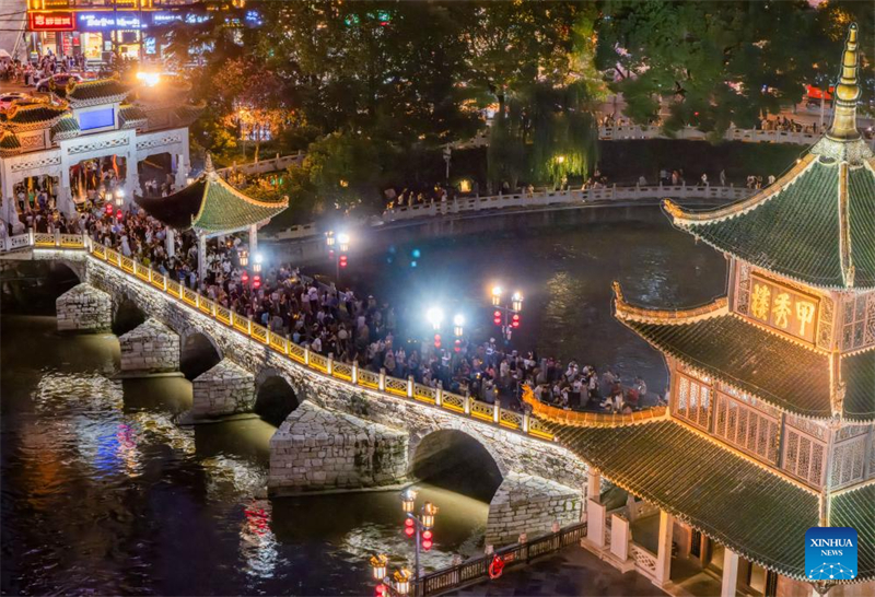 Η επαρχία Γκουεϊτζόου προσελκύει τουρίστες κατά τη διάρκεια της θερινής περιόδου ταξιδιωτικής αιχμής