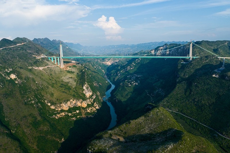 Αεροφωτογραφία της υπο κατασκευή γέφυρας του φαραγγιού Χουατζιάνγκ, της υψηλότερης γέφυρας στον κόσμο. (Φωτογραφία/People's Daily Online)